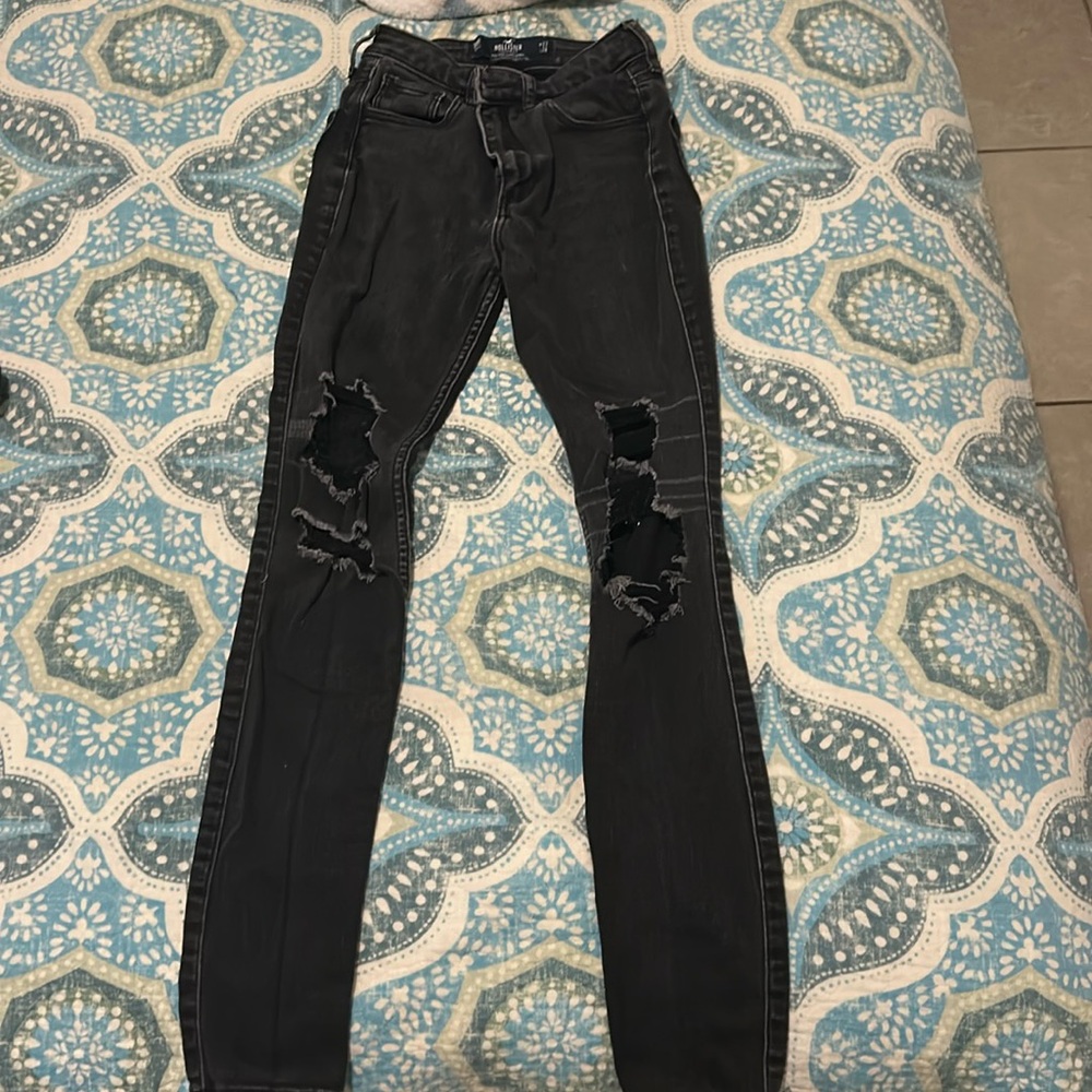 Black Hollister High Rise skinny jeans it has holes in the front of the jeans